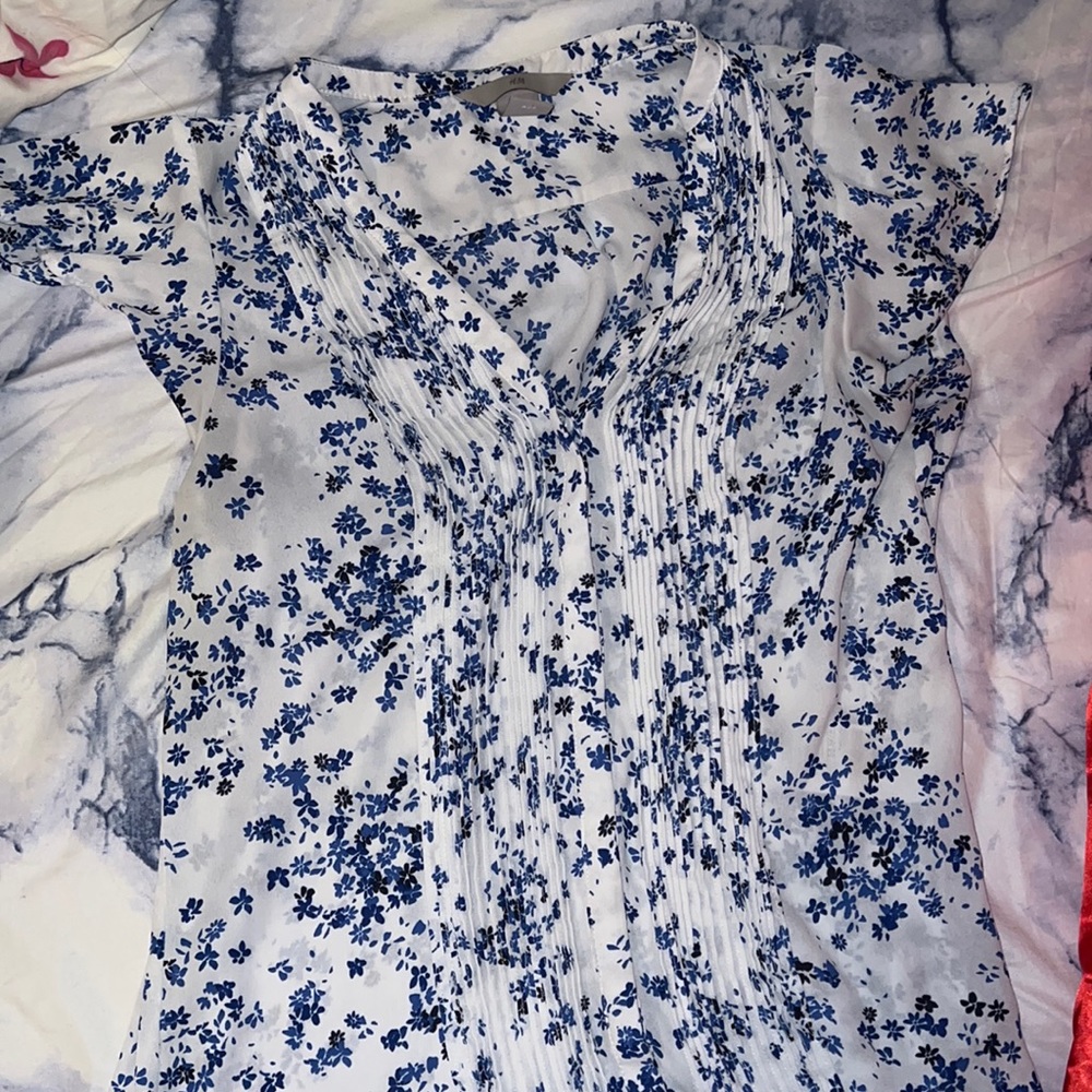 It’s a white too with small blue flowers on it. I have wore it 2 times only.